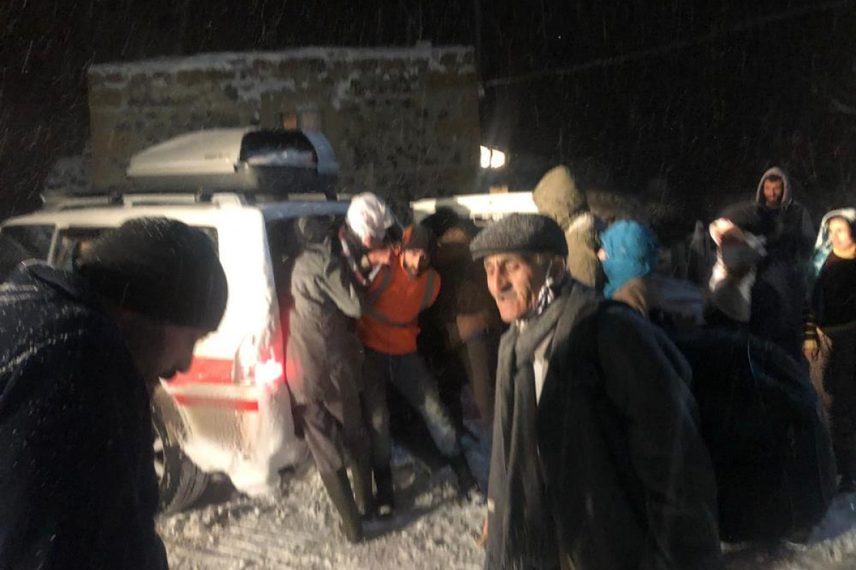Kar nedeniyle ulaşıma kapanan mezrada hastaları karla mücadele ekipleri kurtardı