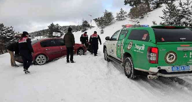 Yaban hayatı için yola çıktılar, mahsur kalan şahsı kurtardılar