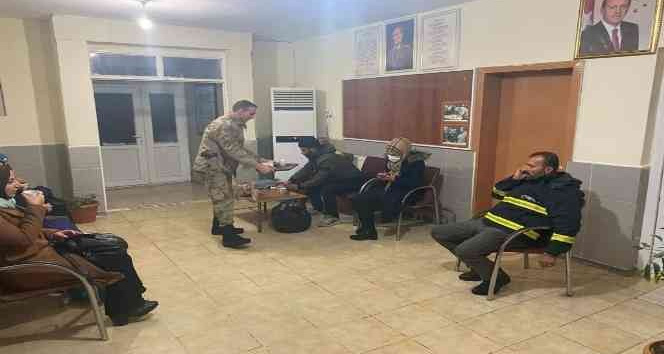 Mardin’de jandarma vatandaşların yanında