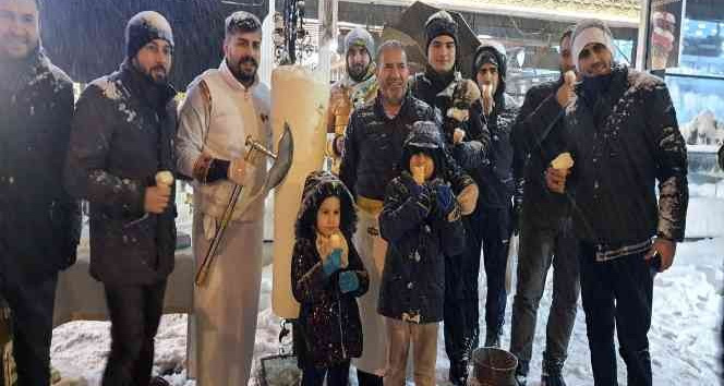 Karlı havada vatandaşa dondurma ikramı