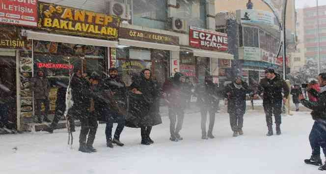 Kar altında halay çektiler