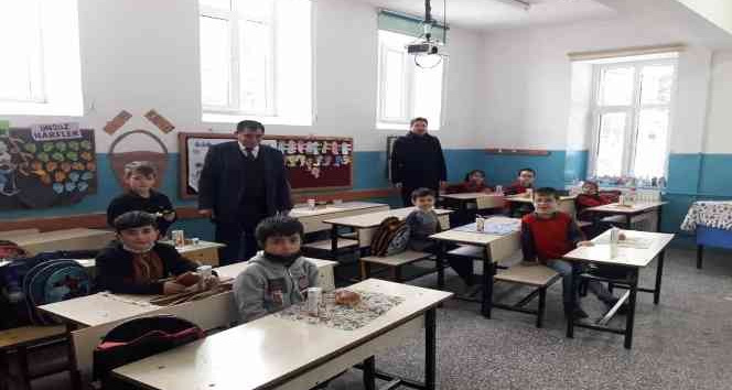 Muhtardan öğrencilere tatil öncesi kahvaltı