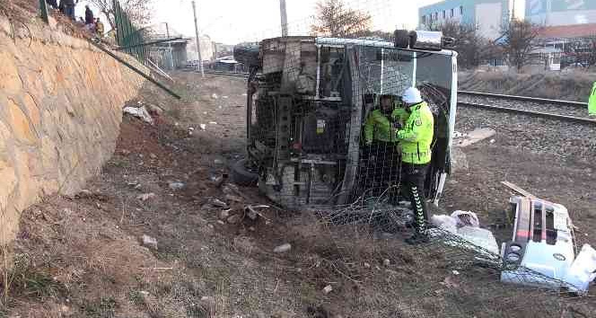 Servis midibüsünün devrildiği kazada yaralanan işçilerden 1’i öldü