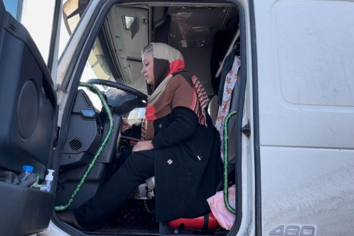 İranlı kadın tır sürücüsü, aracının motoru donunca Erzurum'da mola verdi