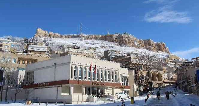 Mardin’de tarihi mekanlar beyaz örtü ile süslendi