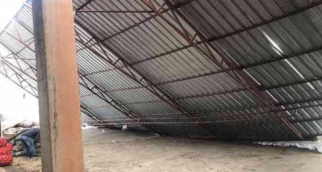 Mardin’de kar, sebze halinin çatısını çökertti