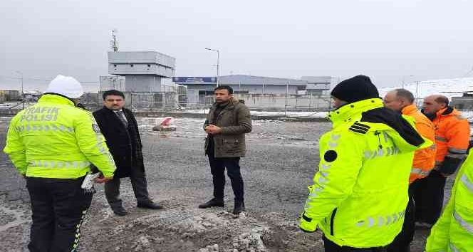 Kaymakam Tunç, kar temizleme çalışmalarını yerinde inceledi