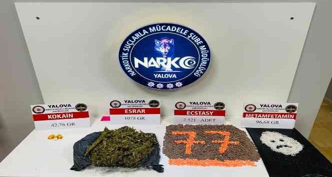 Polisten kaçan otomobilden yüklü miktarda uyuşturucu çıktı