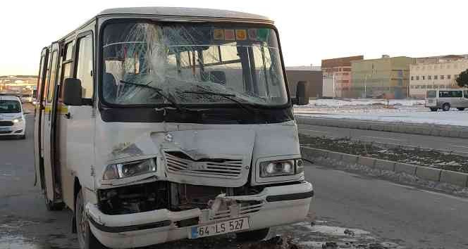 Tıra arkadan vuran işçi servisindeki 4 kişi yaralandı