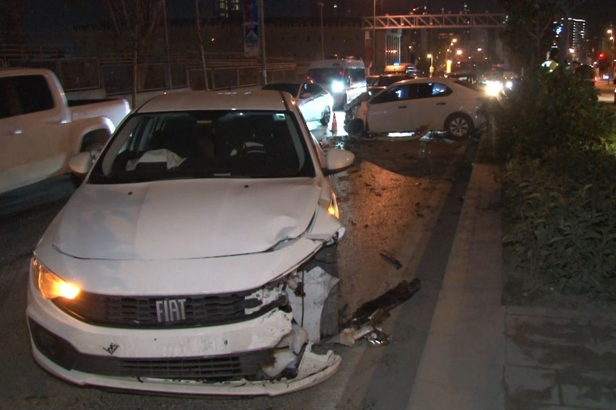 Esenyurt'ta 3 aracın karıştığı trafik kazasında 2 kişi yaralandı