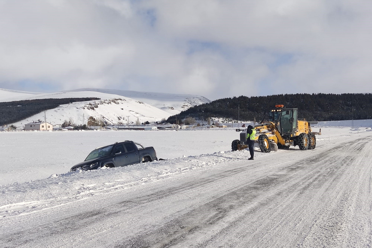 Ardahan&#039;da kar ve tipi nedeniyle yolda mahsur kalanlar kurtarıldı