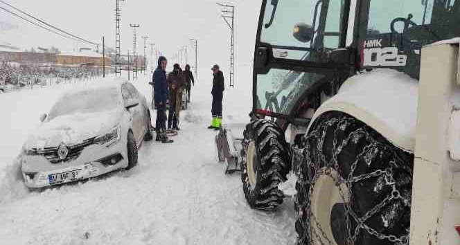 Kar ve tipi nedeniyle yolda mahsur kalanlar kurtarıldı