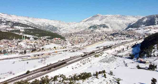 Beyaza bürünen Bahçe ilçesi drone ile havadan görüntülendi