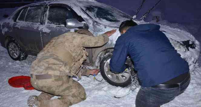 Şırnak’ta Mehmetçik eksi 16 derecede yolda kalan vatandaşların yanında