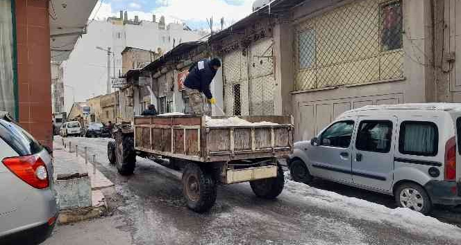Kilis’te buzlanan yollara tuzlu önlem