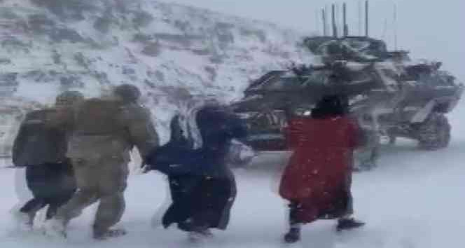 Siirt’te jandarma ekipleri kirpi ve kobralarla kar mağduru 150 vatandaşı güvenli bölgeye çıkarttı