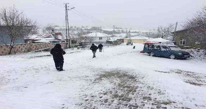 Kırklareli’nde kar yağışı etkili oluyor