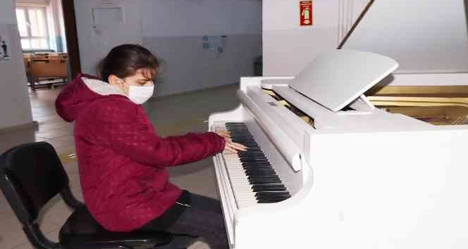 Görme engelli piyanist öğrenci İrem’e karne sürprizi