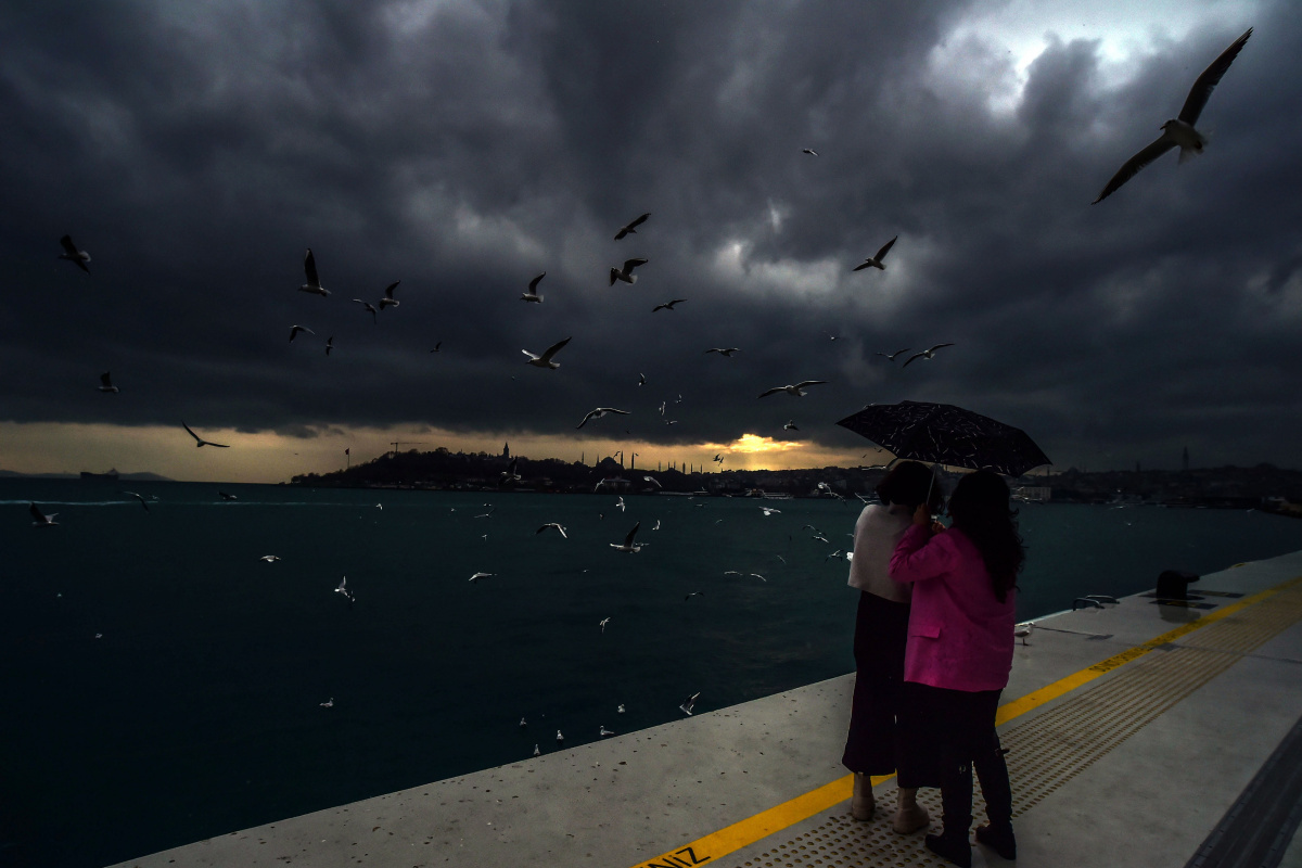 Kar yağışı öncesi İstanbul'u kara bulutlar kapladı