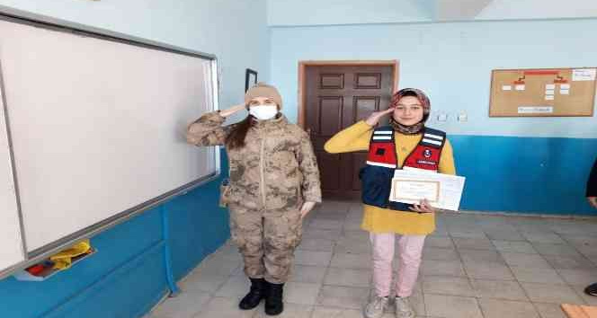 Jandarma ekibi öğrencilerin karne heyecanına ortak oldu