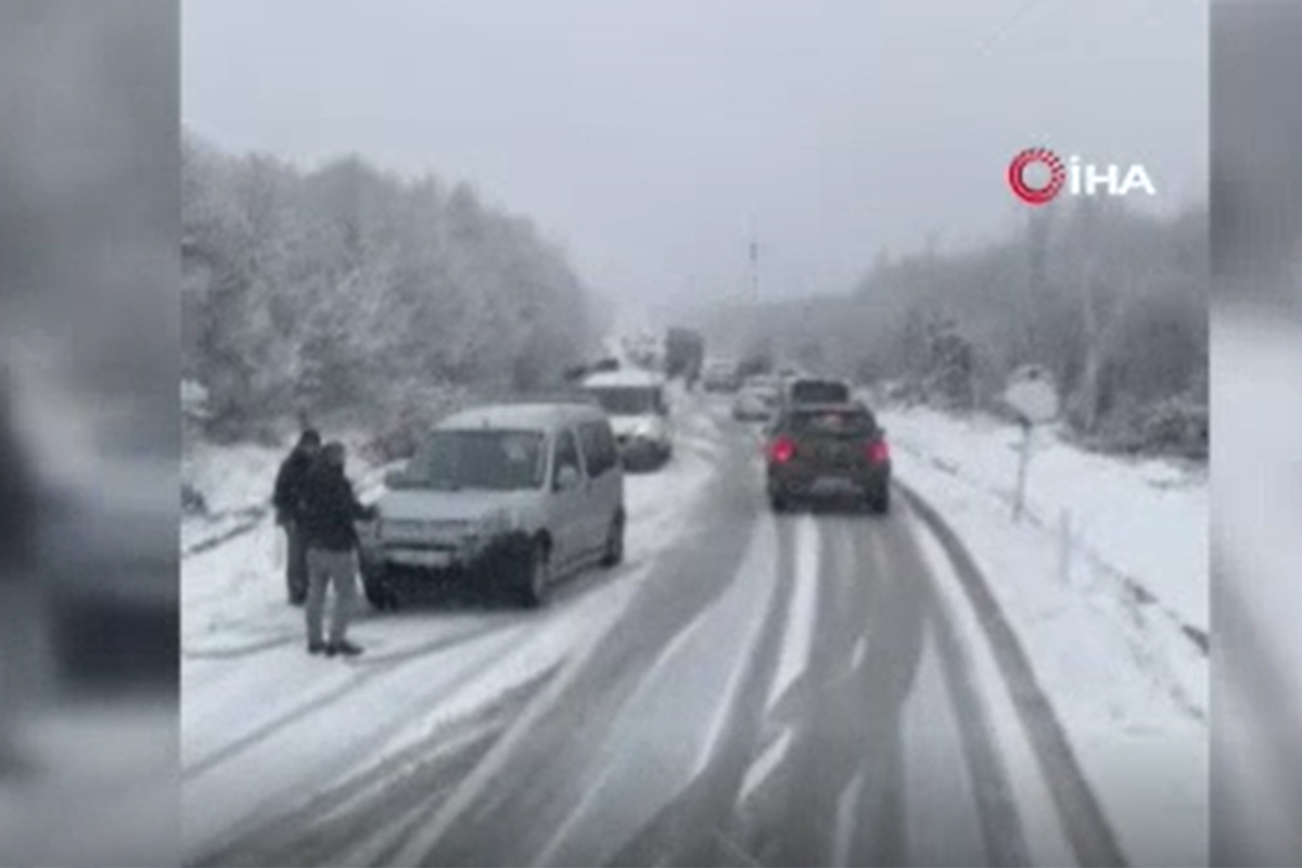 Çatalca'da kar yağışı nedeniyle bazı sürücüler yolda kaldı