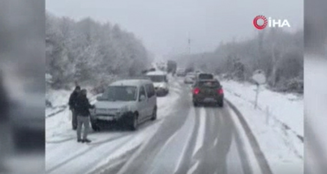 Çatalcada kar yağışı nedeniyle bazı sürücüler yolda kaldı