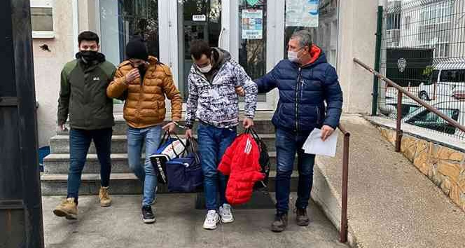 Marketten 19 şişe alkol çalan iki kişi kamera kayıtlarına takıldı