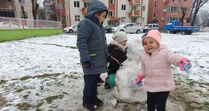 Kar yağışı çocuklara karne hediyesi oldu