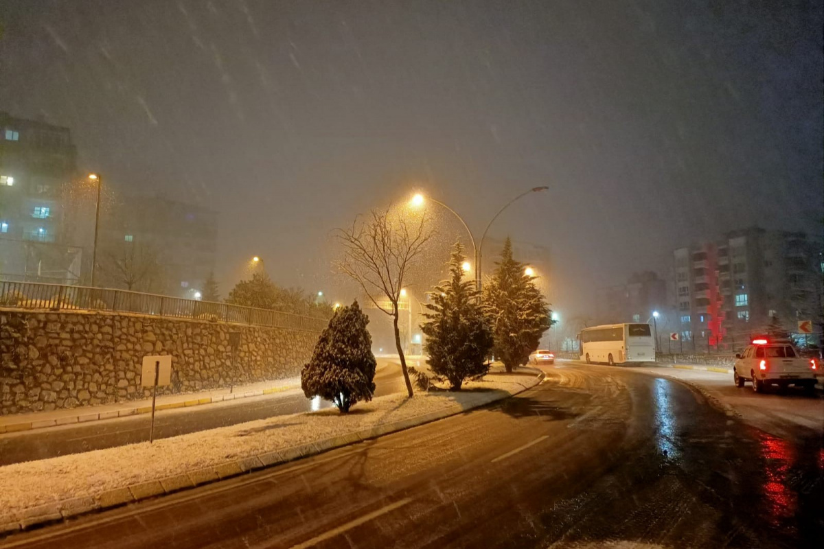 Kocaeli'de kar yağışı zor anlar yaşattı