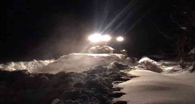 Yılın en çok karı bu köyde, eksi 18 derecede dozerlerle 2 metrelik kar kalınlığı açılmaya çalışılıyor