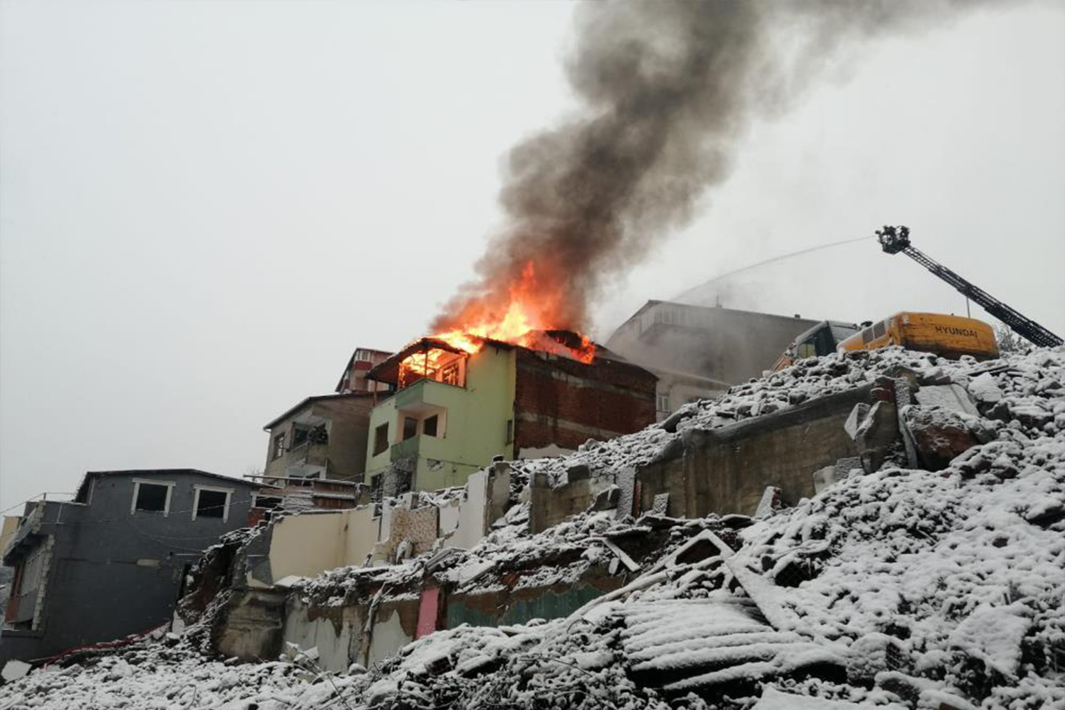 Çengelköy&#039;de kentsel dönüşüm alanında yangın