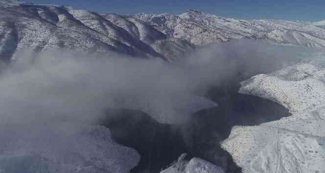 Kar yağışından sonra doğan güneş sis ile kartpostallık manzaralar oluşturdu