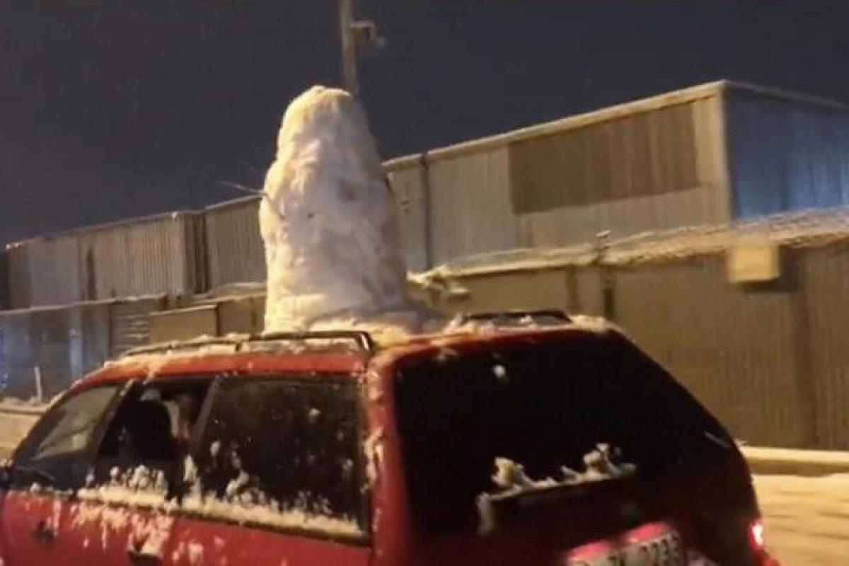 Tuzla'da kardan adam yapıp trafikte gezdirdiler