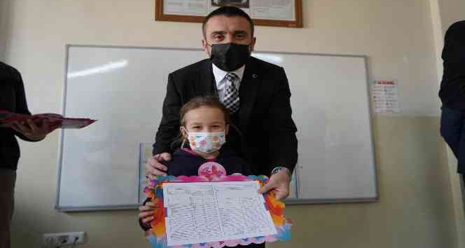 Başkan Tanır öğrencilerin karne heyecanına ortak oldu