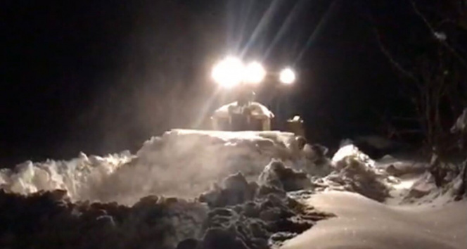 Eksi 18 derecede dozerlerle 2 metrelik kar ile mücadele