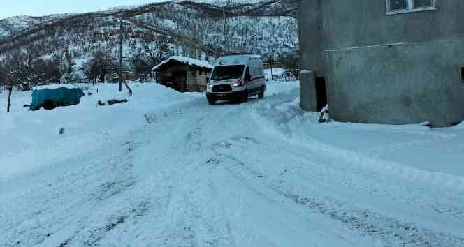 Kar yolları kapattı, kalp hastası kadın ekiplerce kurtarıldı
