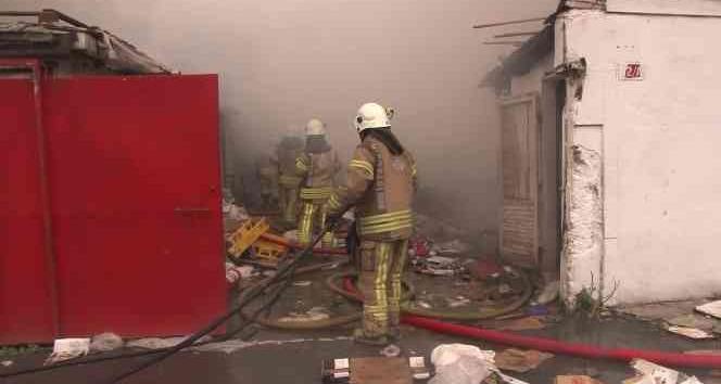 Kadıköy’de hurdalıkta çıkan yangın 2 binaya sıçradı