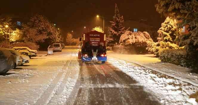 Yalova Belediyesi kar küreme ve tuzlama çalışmalarını sürdürüyor