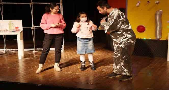 Çocuklar tiyatro oyunuyla hem öğrendi hem eğlendi
