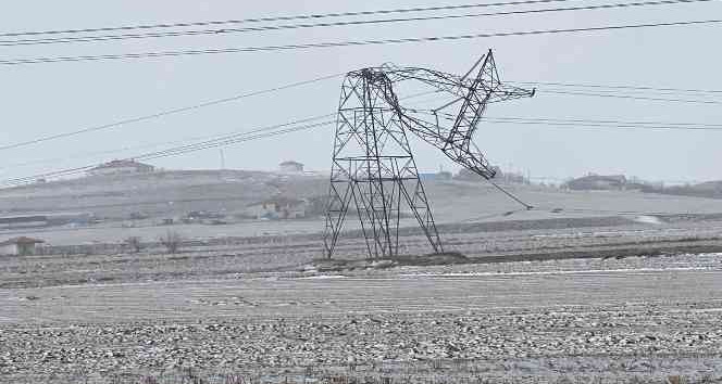 Kırşehir’de şiddetli rüzgar gerilim hattı direklerini eğdi