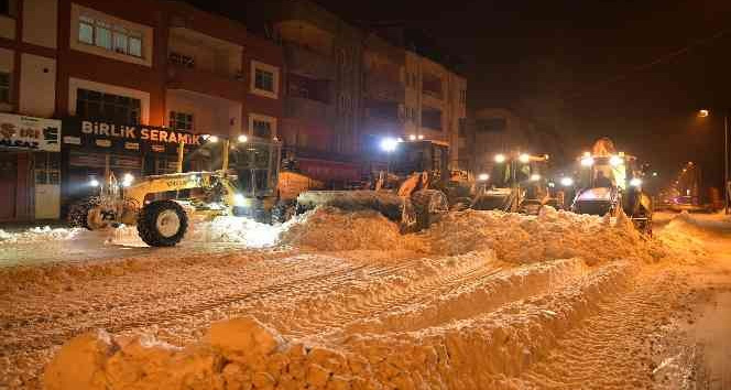 Caddelerden temizlenen karlar Ceyhan Nehri’ne can suyu oluyor