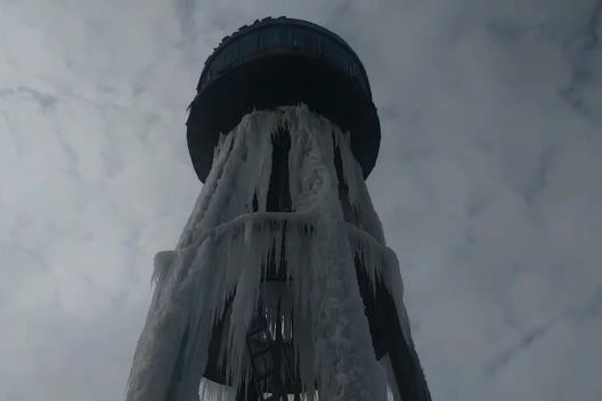 Diyarbakır'da havalar eksi 17'yi buldu, su kulesi buz sarkıtına döndü