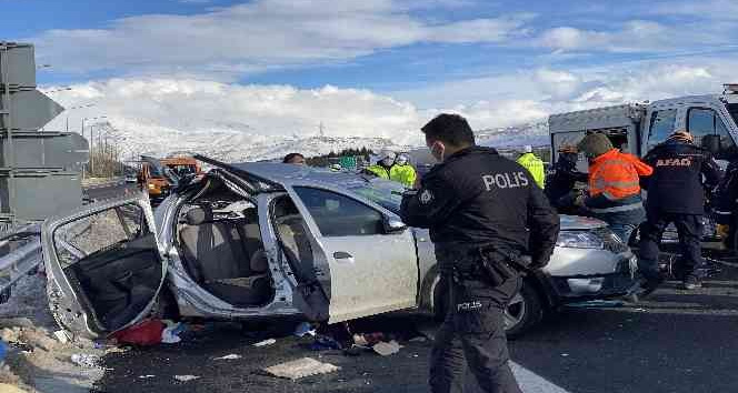 Tır, otomobile çarptı: Anne ile kızı öldü