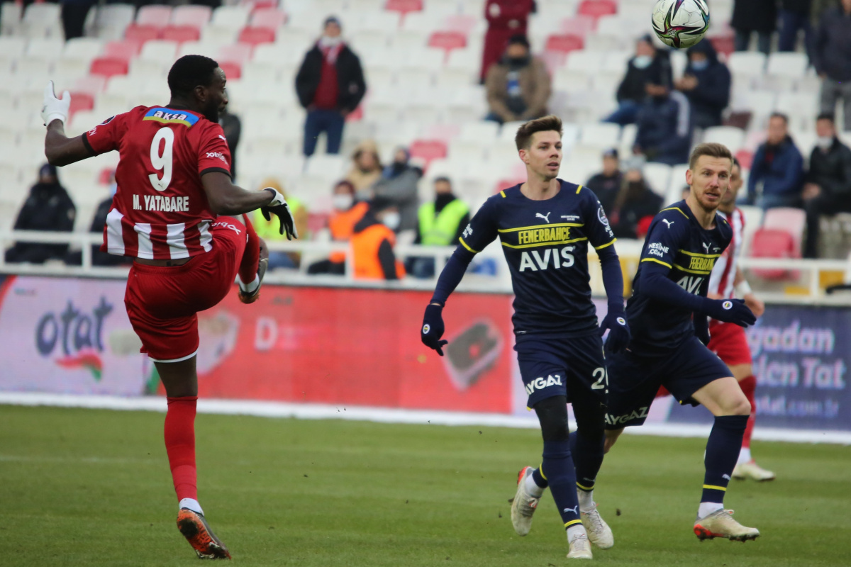 Fenerbahçe, Sivas deplasmanından 1 puanla ayrıldı