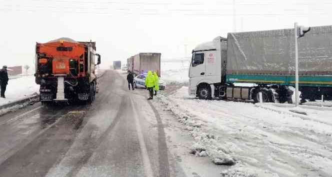 Yozgat’ta kar ulaşımı aksattı, çok sayıda tır ver araç yolda kaldı