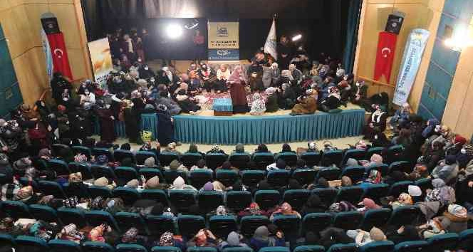 Tatvan’da ’Annem Babam Yaşadı Ben Öğrendim’ konferansı