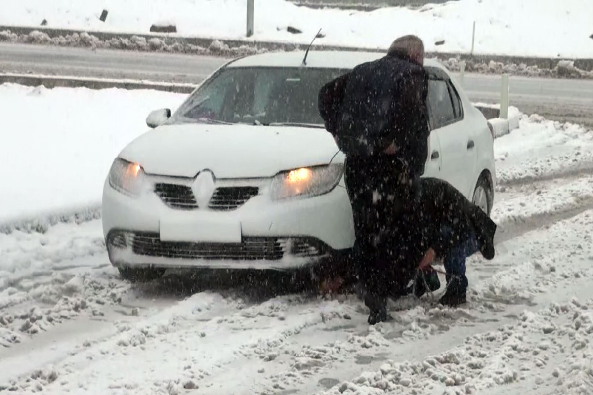 Yozgat'ta kar ulaşımı aksattı, çok sayıda tır ver araç yolda kaldı