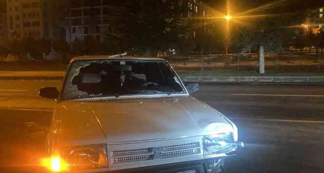 Kız arkadaşı barışmayınca yoldan geçen aracın önüne atladı