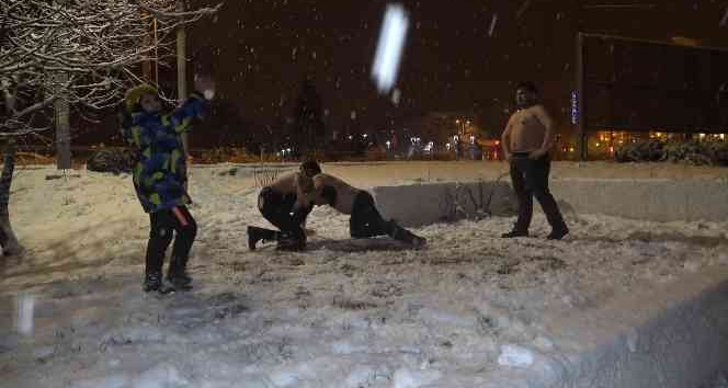 Soğuk havaya aldırış etmediler, kar üstünde yarı çıplak güreştiler