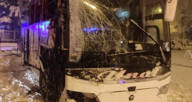 Amasyada yolcu otobüsü karlı yolda kaza yaptı: 12 yaralı